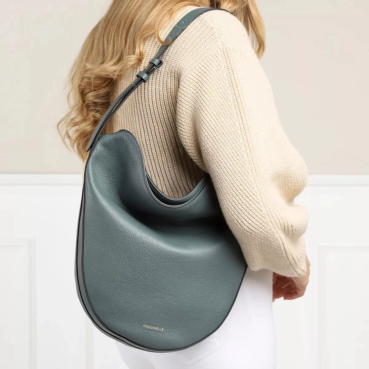 Coccinelle Josephine Handbag Grained Leather / Shark Grey Shark Grey Hobo Bag – Bild 2