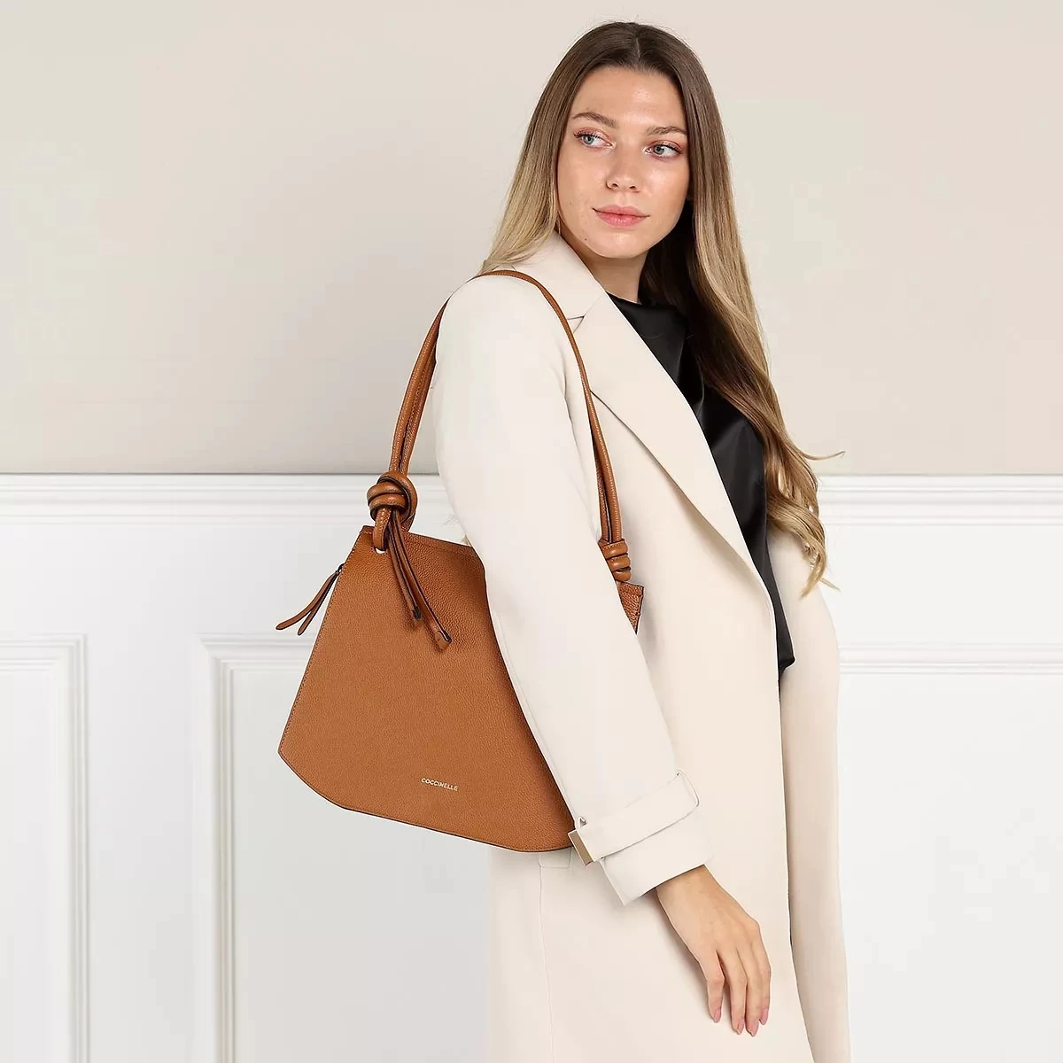 Coccinelle Allure Caramel Satchel – Bild 2