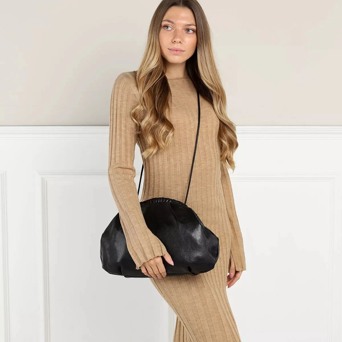 Furla Essential M Clutch Nero Pochette – Bild 2