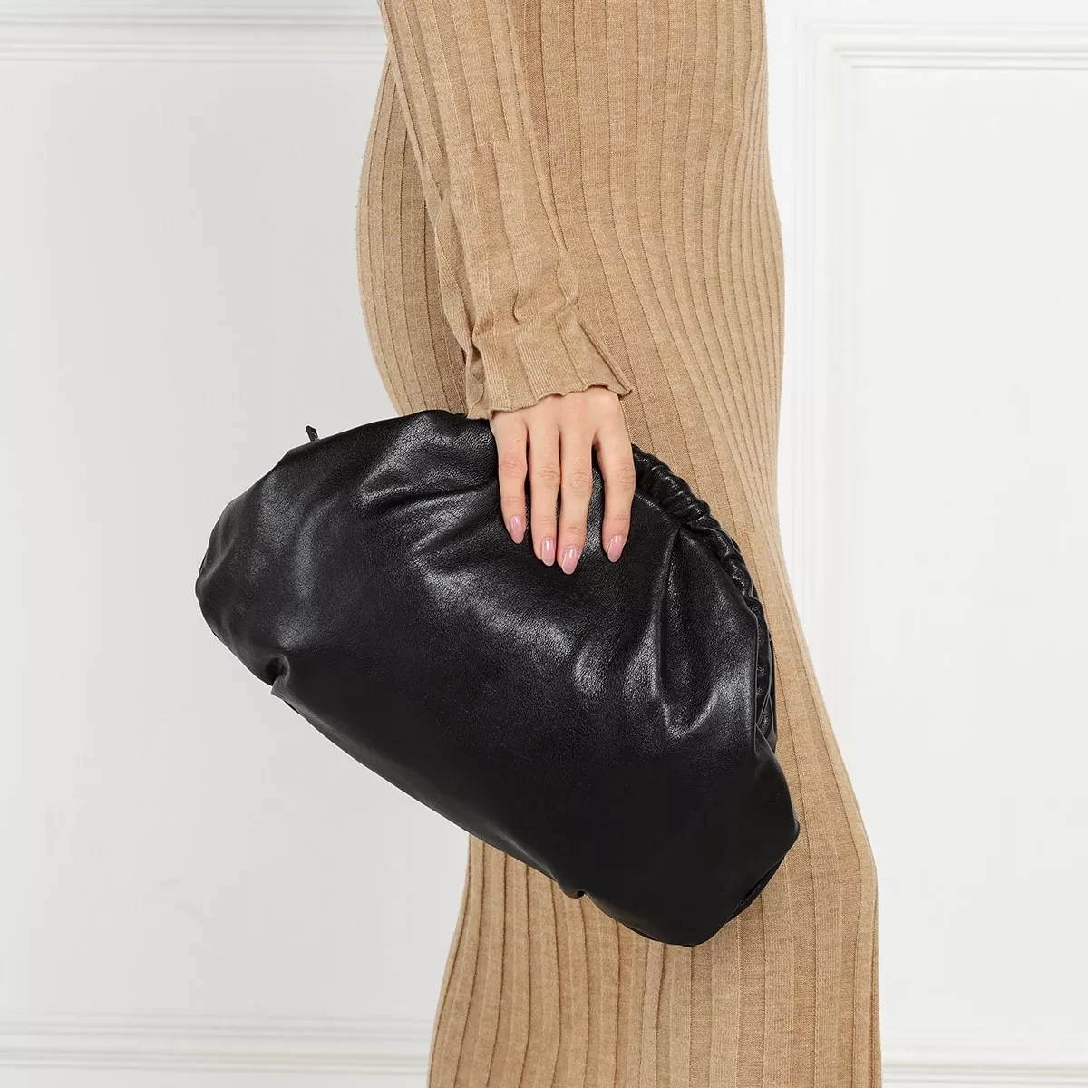 Furla Essential M Clutch Nero Pochette – Bild 3