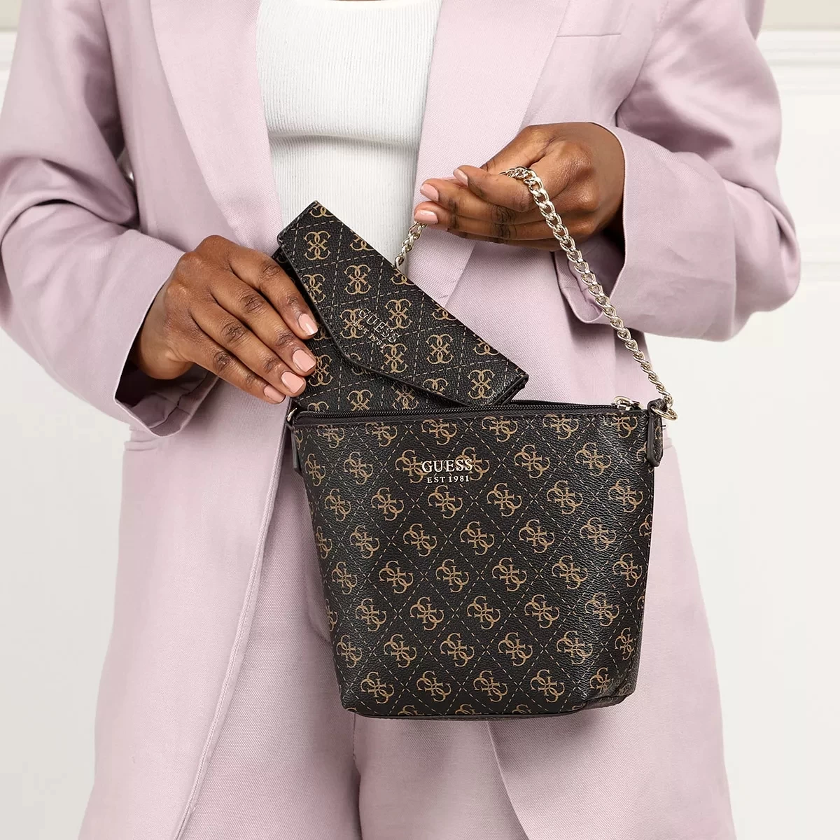 Guess Eco Brenton Bucket Brown Logo Bucket Bag – Bild 3