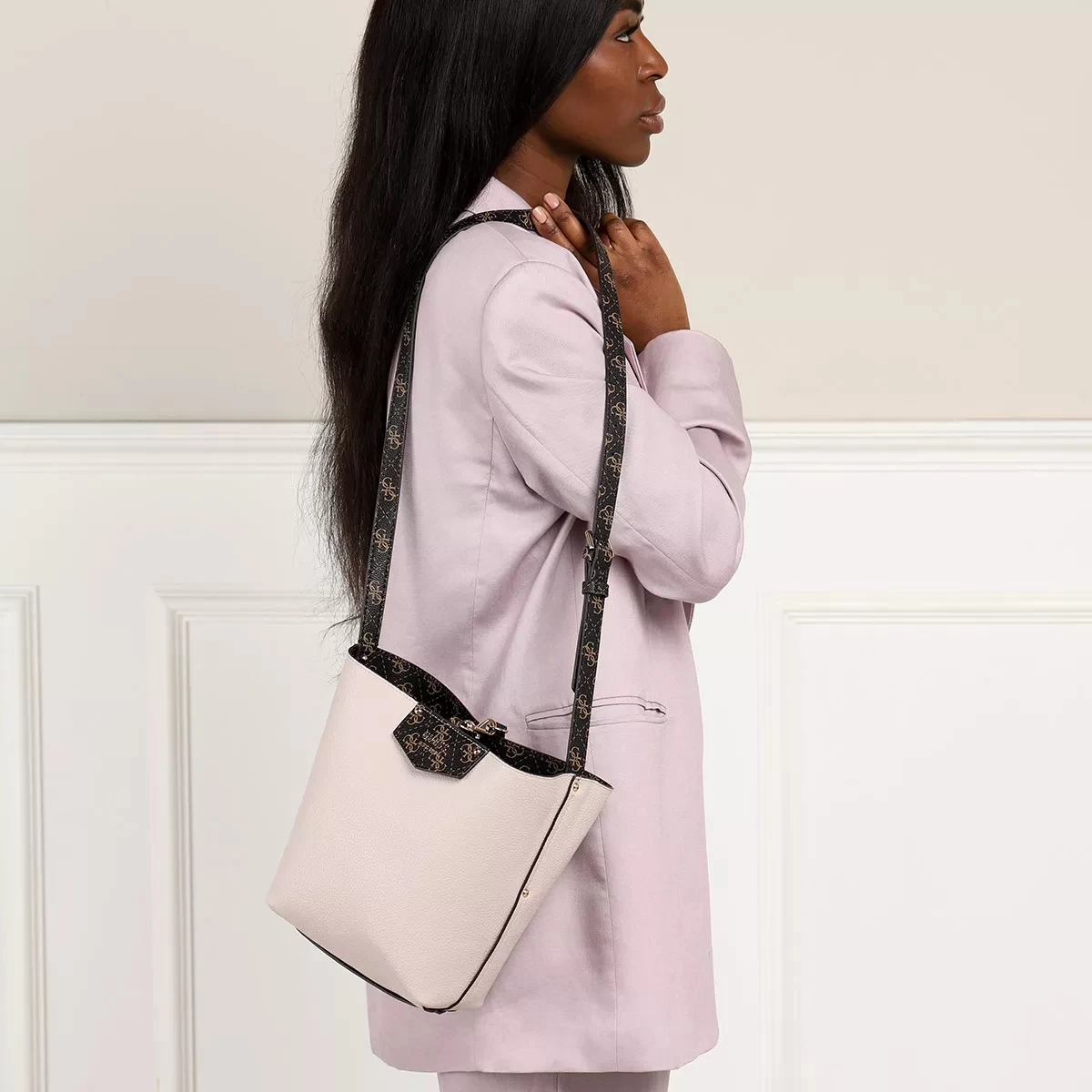 Guess Eco Brenton Bucket Brown Logo Bucket Bag – Bild 4