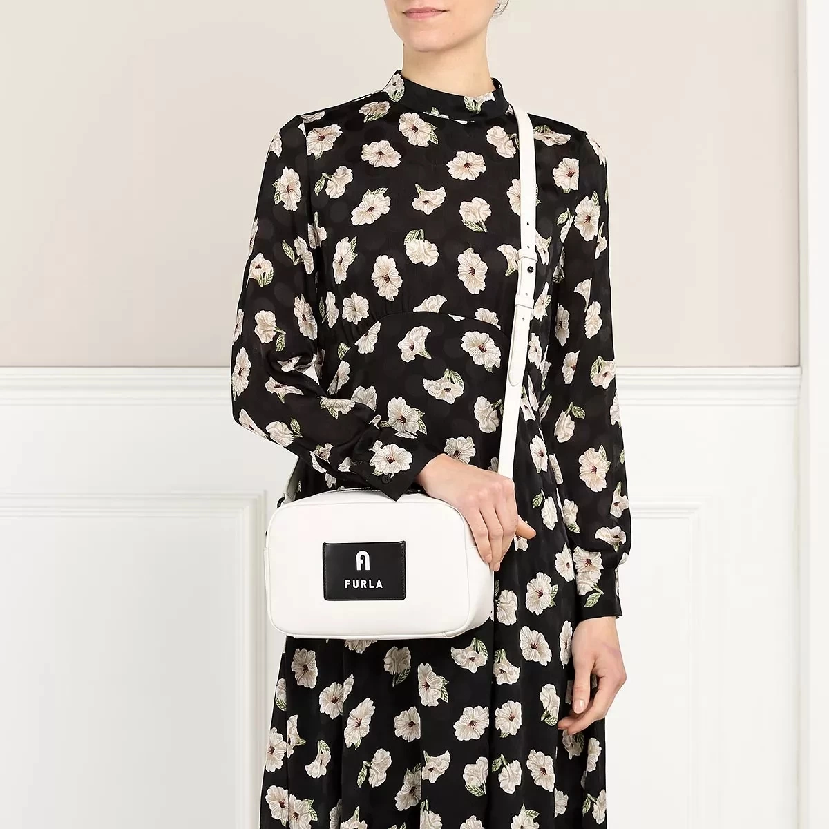 Furla Iris S Crossbody Talco H+Nero Crossbody Bag – Bild 2
