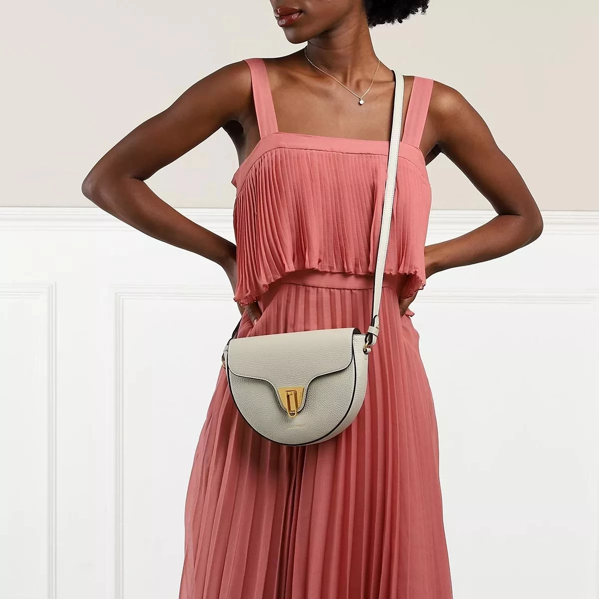 Coccinelle Beat Soft Gelso Saddle Bag – Bild 2