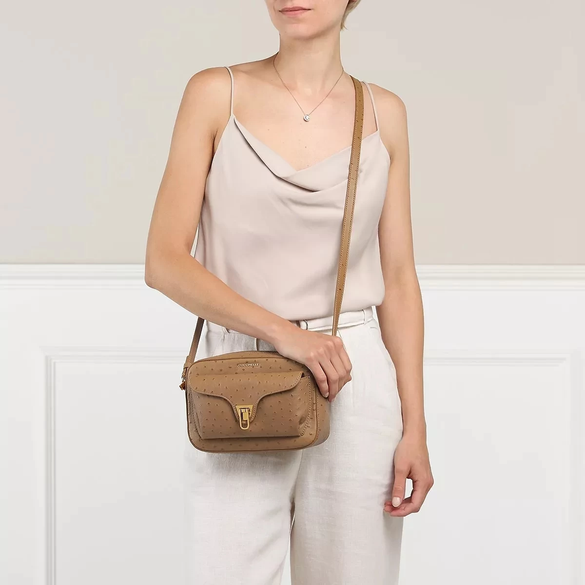 Coccinelle Beat Ostrich Nocciola Camera Bag – Bild 2