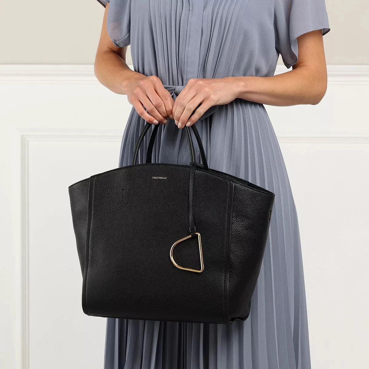 Coccinelle Narcisse Noir Tote – Bild 3