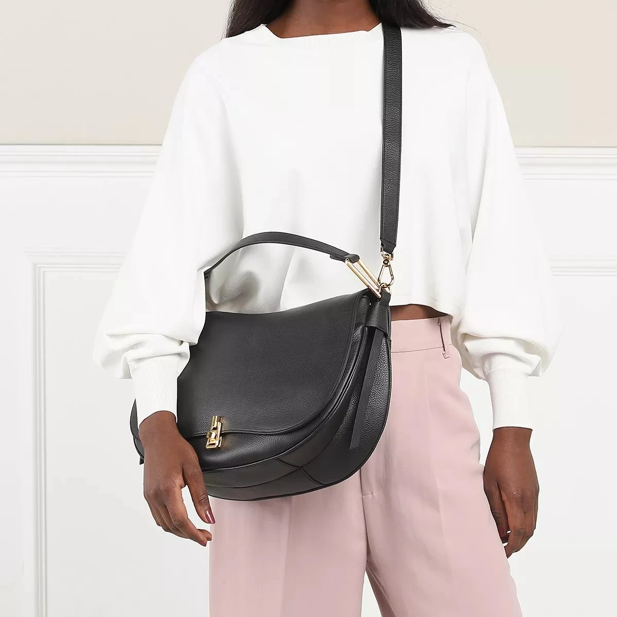 Coccinelle Magie Noir Saddle Bag – Bild 2