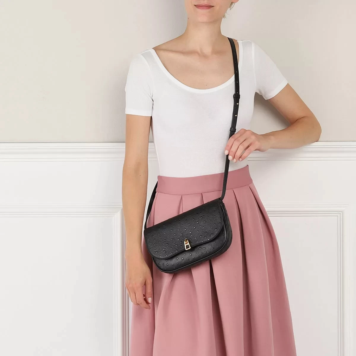 Coccinelle Magie Ostrich Noir Crossbody Bag – Bild 2