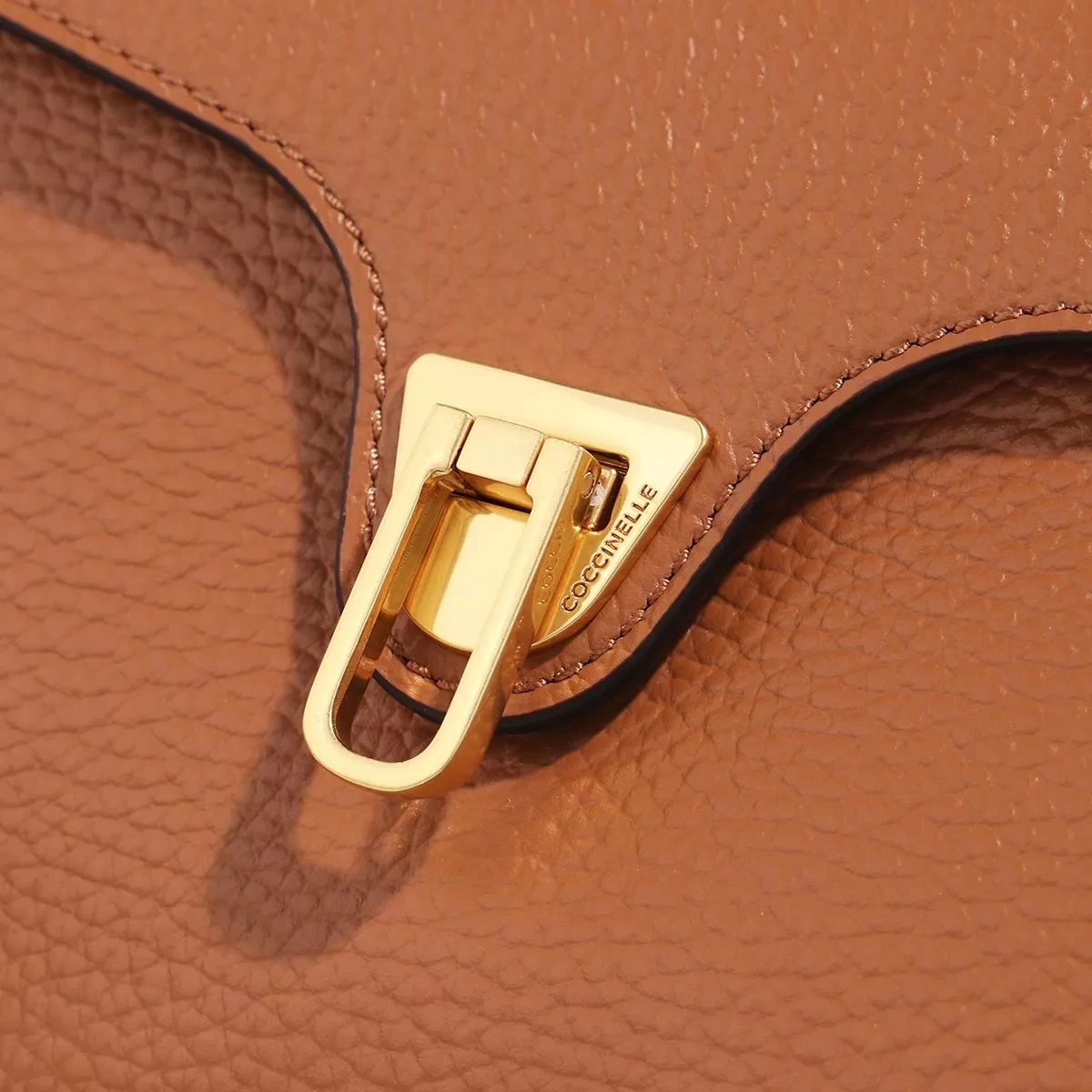 Coccinelle Beat Soft Crossbody Bag Caramel Crossbody Bag – Bild 4