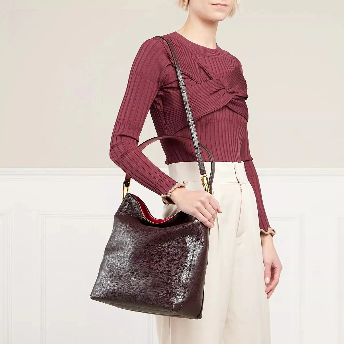 Coccinelle Liya Cola/Cranberry Hobo Bag – Bild 3