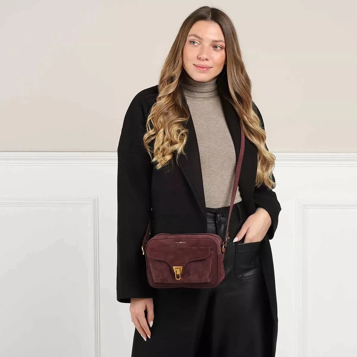 Coccinelle Beat Suede Cola Crossbody Bag – Bild 2