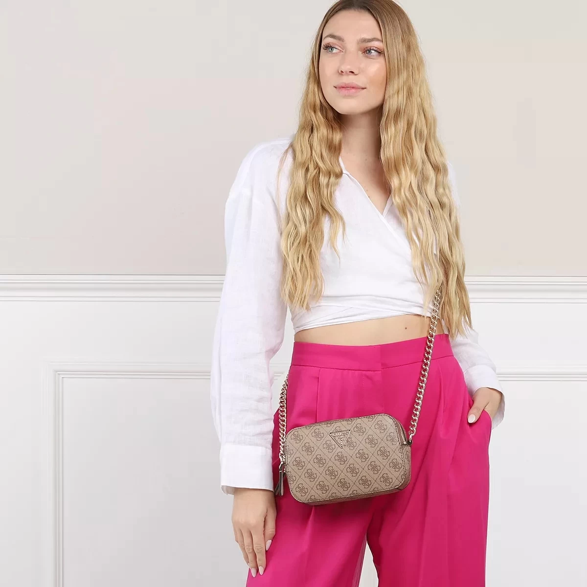 Guess Noelle Crossbody Camera Latte Logo Camera Bag – Bild 2