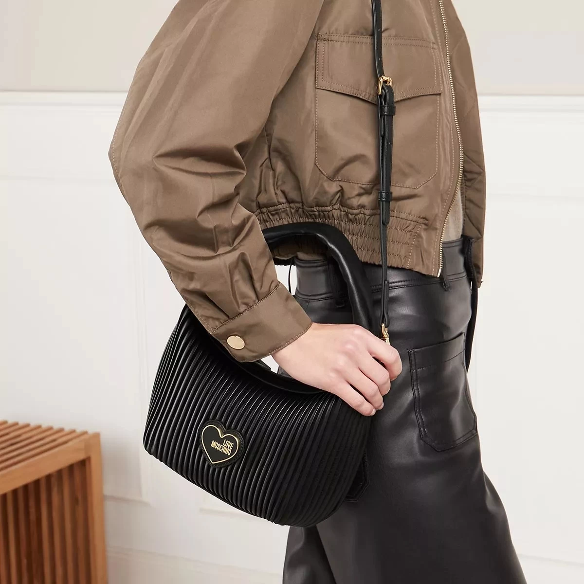 LOVE MOSCHINO Pleated Nero Hobo Bag – Bild 2