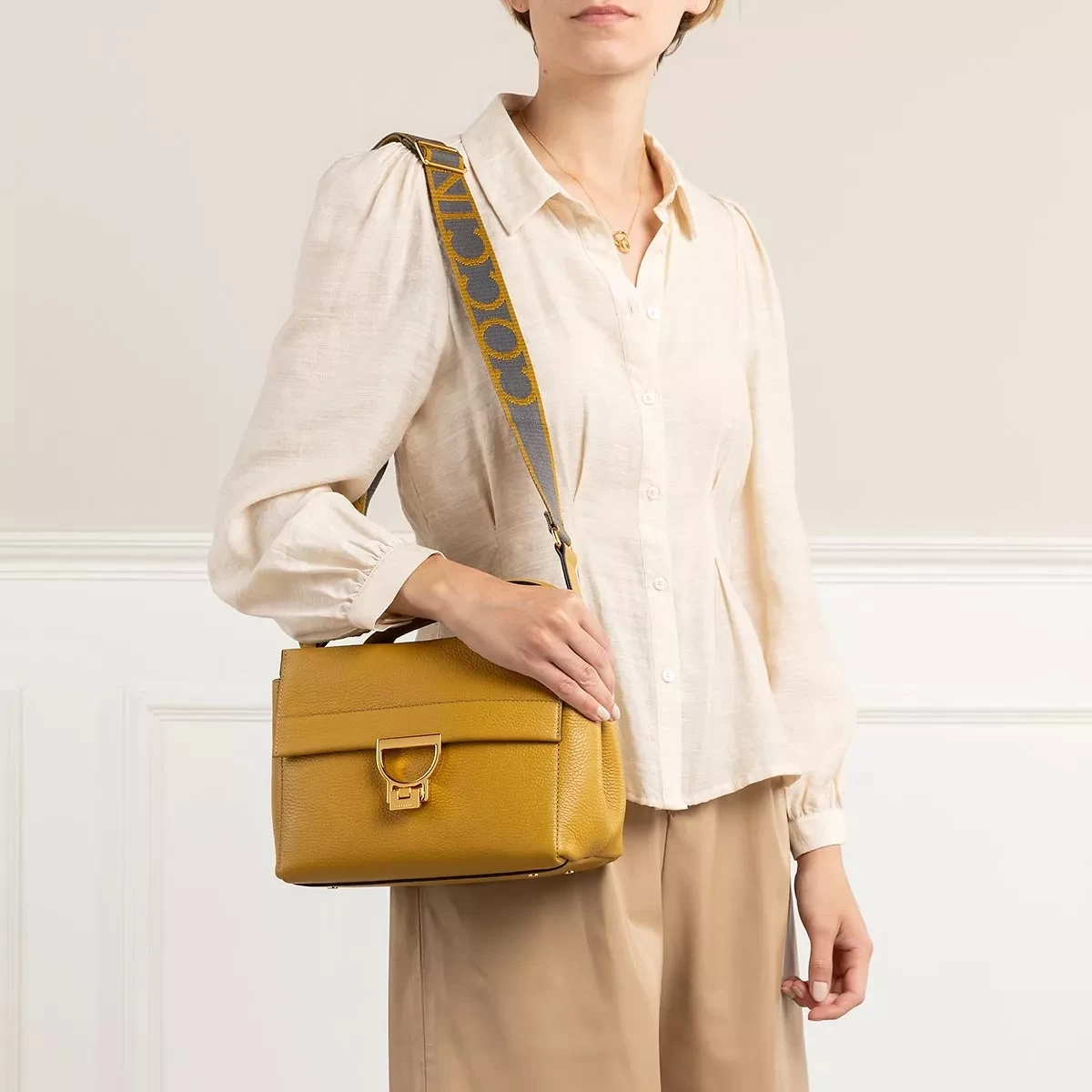 Coccinelle Arlettis Signature Citronella Crossbody Bag – Bild 3