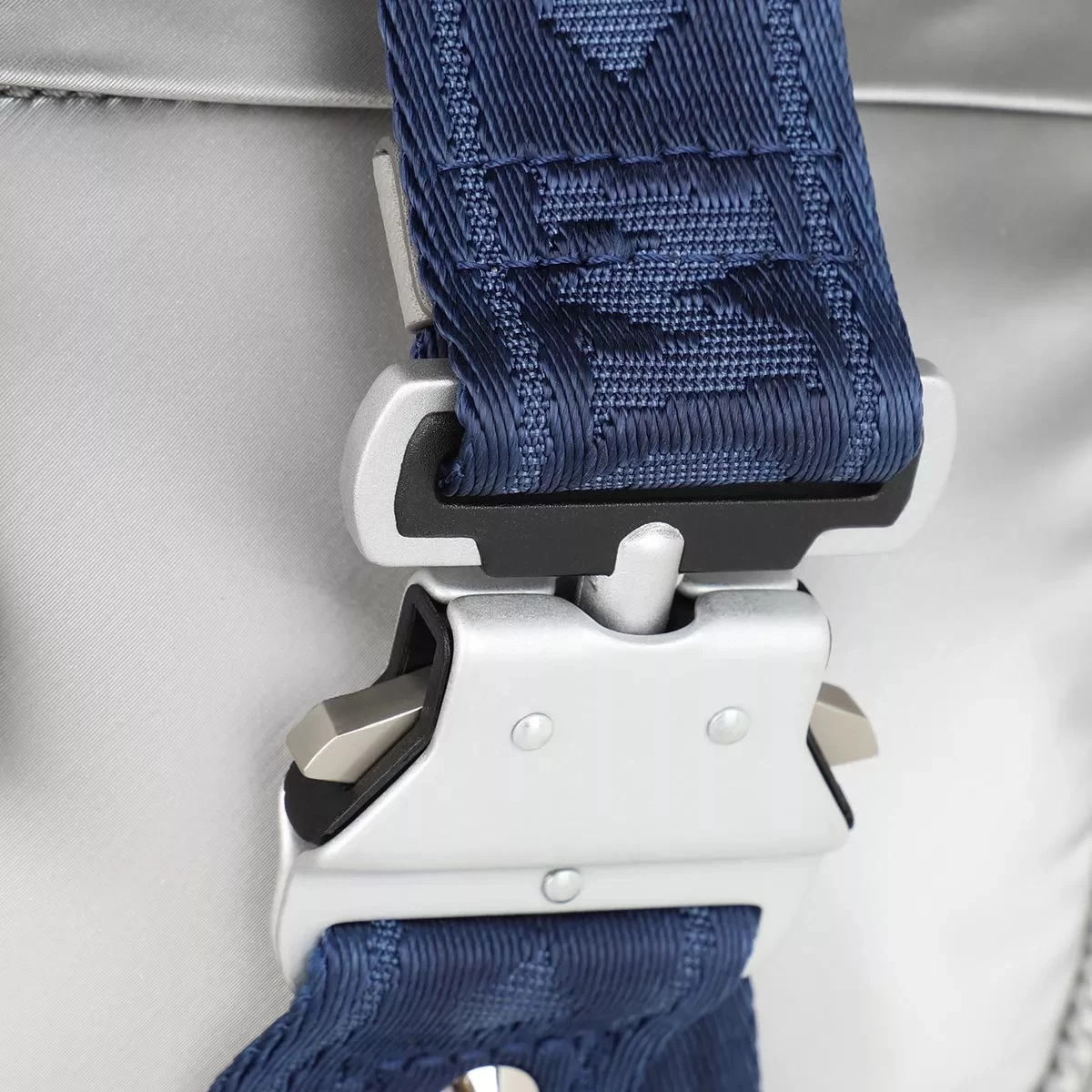 MCM Jemison Crossbody Mini Metallic Silver Crossbody Bag – Bild 5